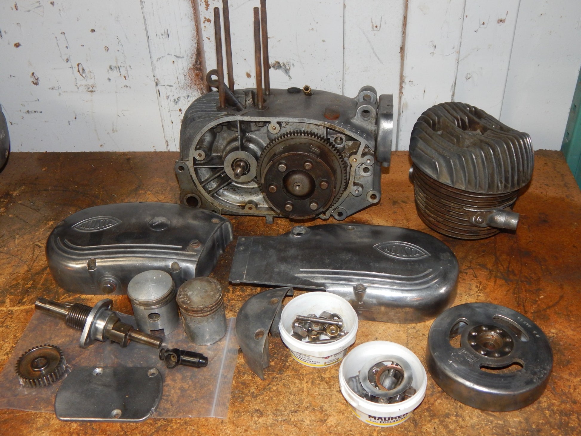 1950's MV AGUSTA PULLMAN 125 ENGINE MOTOR 508486 CASES CYLINDER GEARS IGNITION - MotoRaider