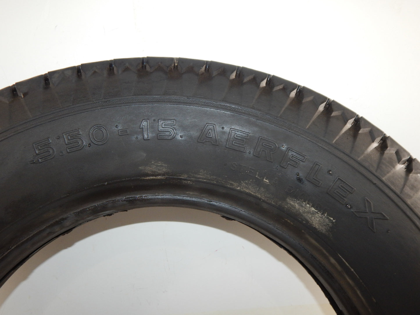 1930's VINTAGE AUTOMOTIVE PIRELLI AERFLEX STELLA BIANCA WHEEL TIRE 5.50 x 15 - MotoRaider