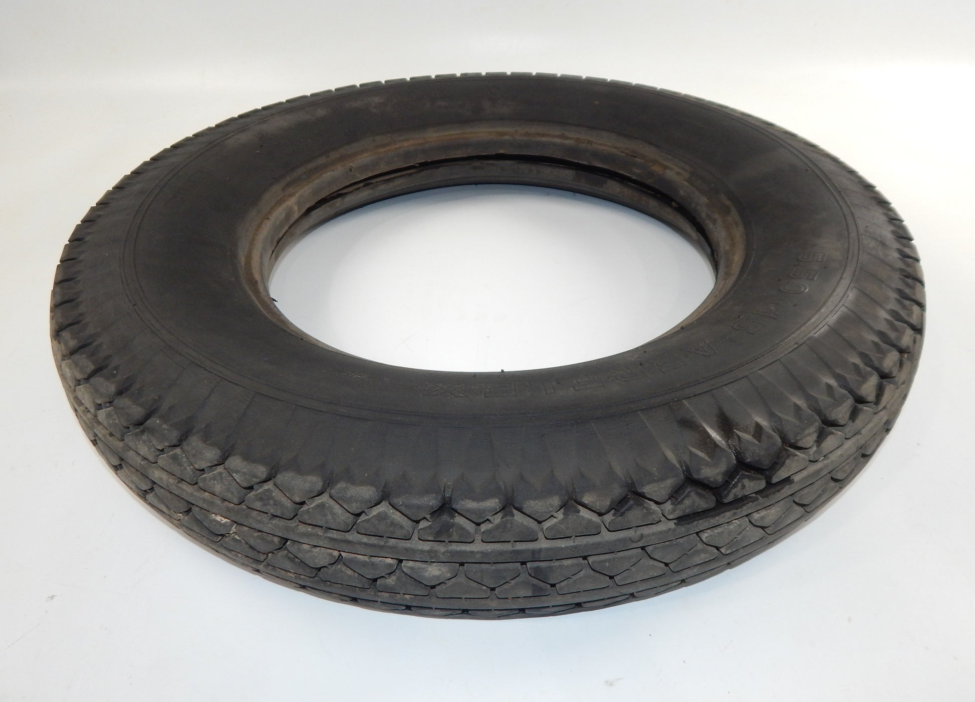 1930's VINTAGE AUTOMOTIVE PIRELLI AERFLEX STELLA BIANCA WHEEL TIRE 5.50 x 15 - MotoRaider