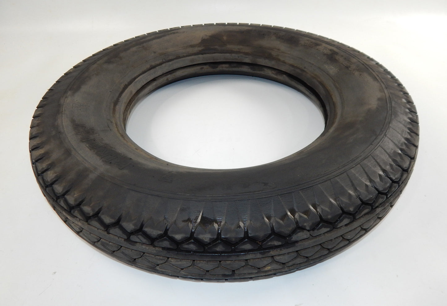 1930's VINTAGE AUTOMOTIVE PIRELLI AERFLEX STELLA BIANCA WHEEL TIRE 5.50 x 15 - MotoRaider