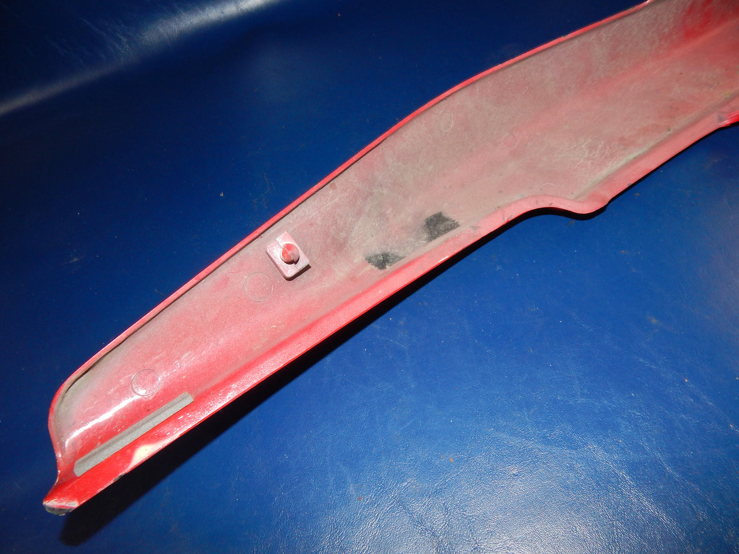 1993 SUZUKI BANDIT GSF 400 LEFT FRAME COVER SIDE PANEL RED FAIRING COWL - MotoRaider