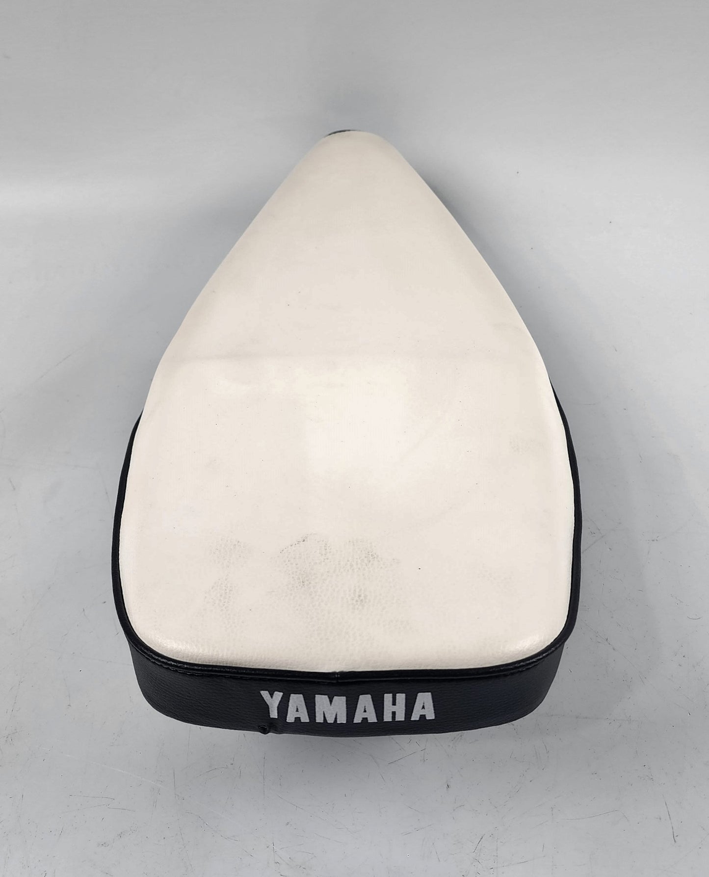 1980's OEM YAMAHA MBK SCOOTER BLACK/WHITE SEAT SADDLE L=22" W=11" BELGARDA ITALY - MotoRaider