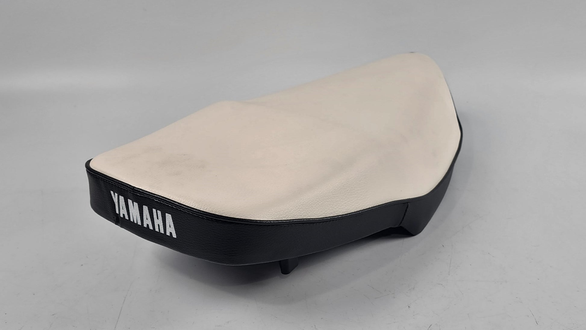 1980's OEM YAMAHA MBK SCOOTER BLACK/WHITE SEAT SADDLE L=22" W=11" BELGARDA ITALY - MotoRaider