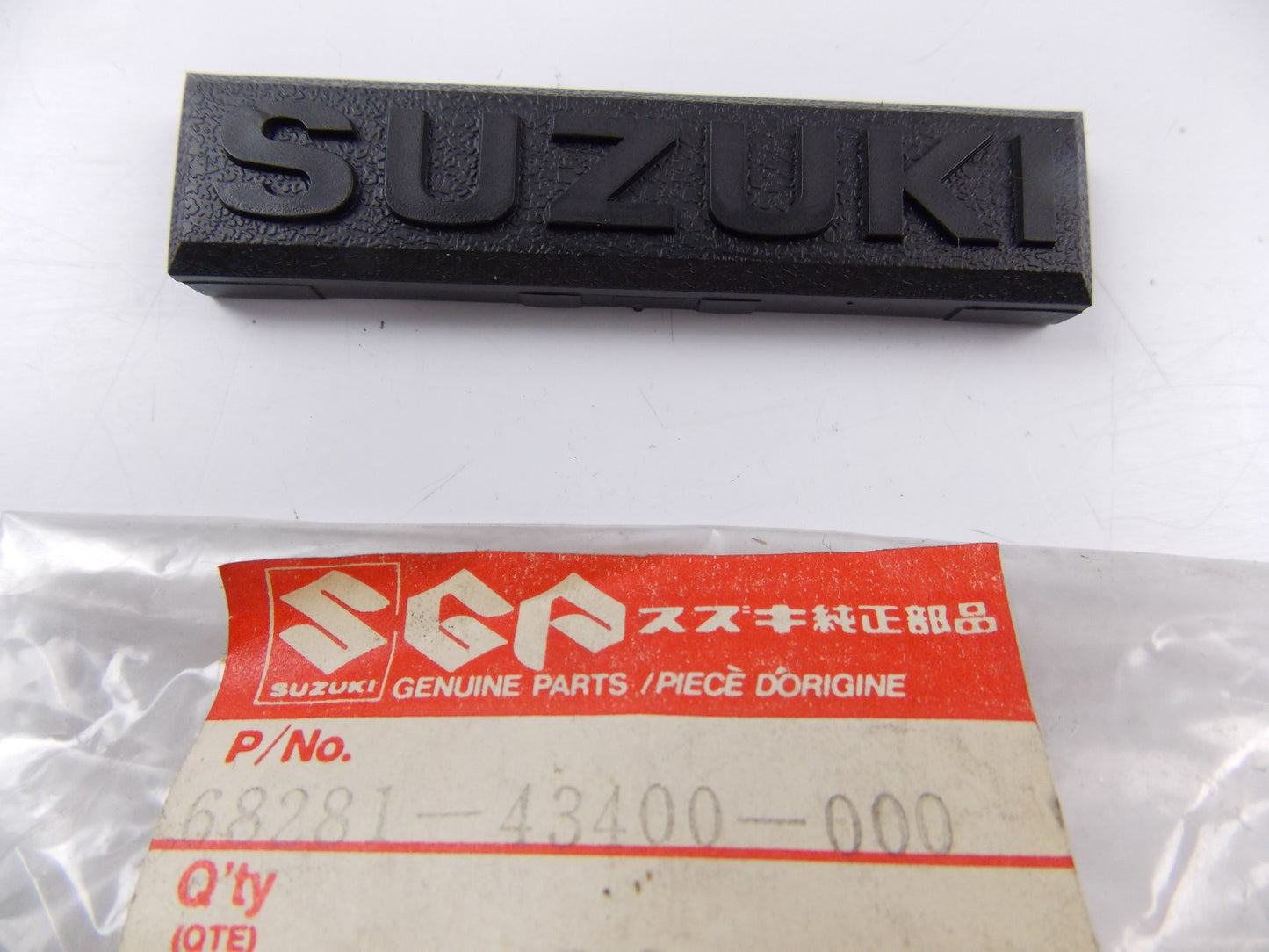 NOS OEM SUZUKI 1984-1985 GSX500 HANDLE PAD EMBLEM 68281-43400-000 - MotoRaider