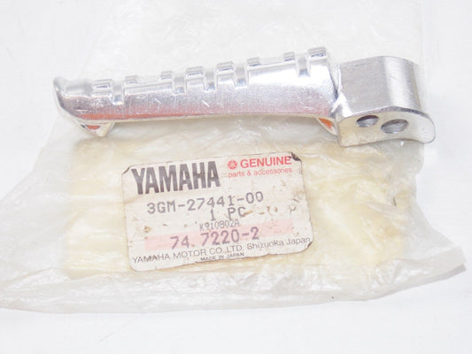 NOS YAMAHA  1989-1995  REAR FOOTREST 2  FZR1000  3GM-27441 - MotoRaider