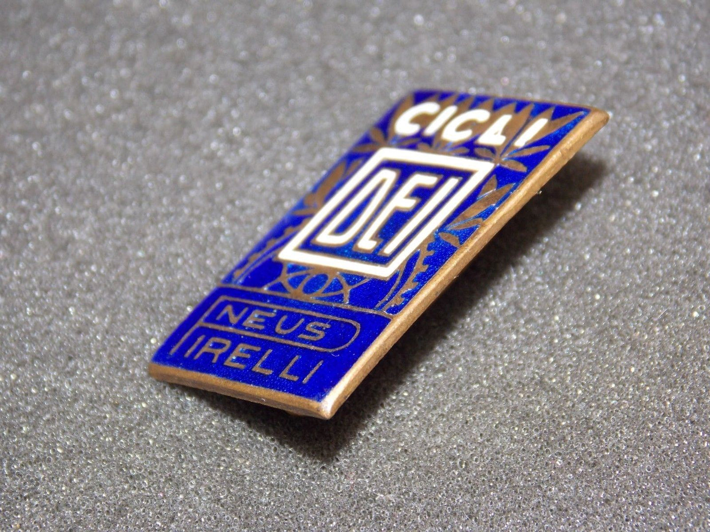 1940's "CICLI DEI PNEUS PIRELLI" BICYCLE PORCELAIN BRASS LAPEL PIN BADGE ITALY - MotoRaider