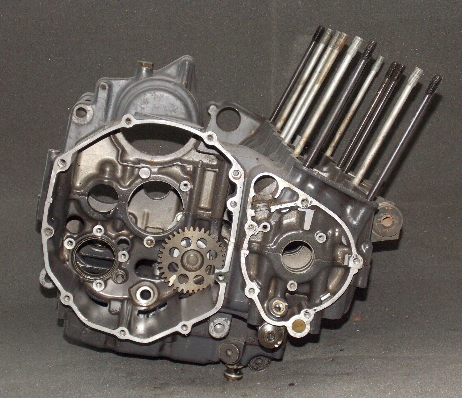 1986 SUZUKI GSX-R 750 ENGINE MOTOR CENTER CASES CRANKCASE R705-135306 - MotoRaider