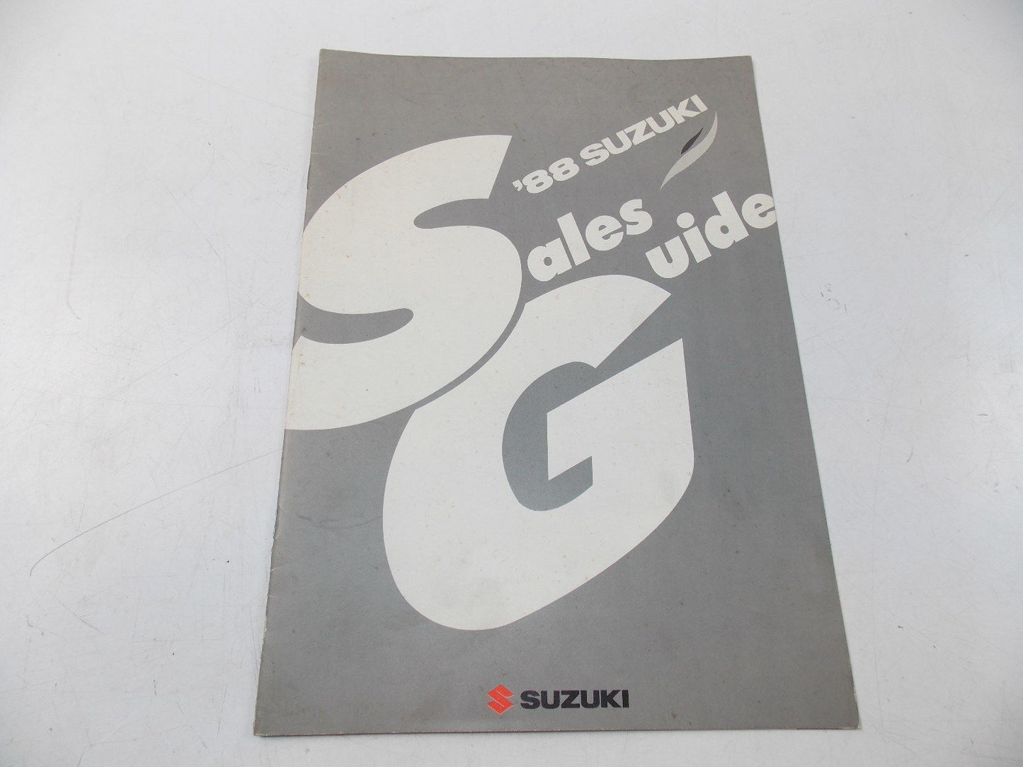 NEW SUZUKI 1988 SALES GUIDE MANUAL BOOK ITALIAN  99999-A1502-088 - MotoRaider