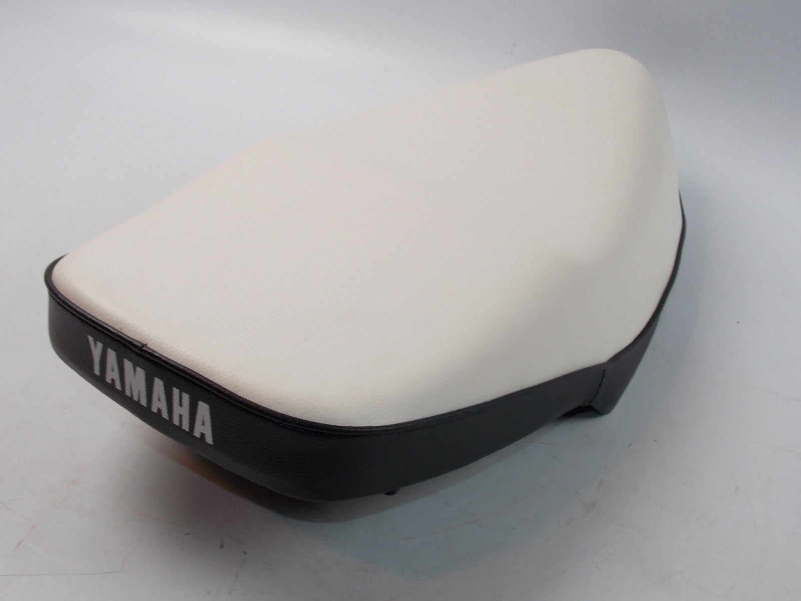 NOS 1990'S YAMAHA MOPED SCOOTER SEAT BLACK WHITE MBK RIVA - MotoRaider