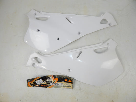 UFO WHITE 46 RH LH FRAME SIDE PANEL NUMBER PLATE YAMAHA 1993-95 YZ125 YA02857046 - MotoRaider