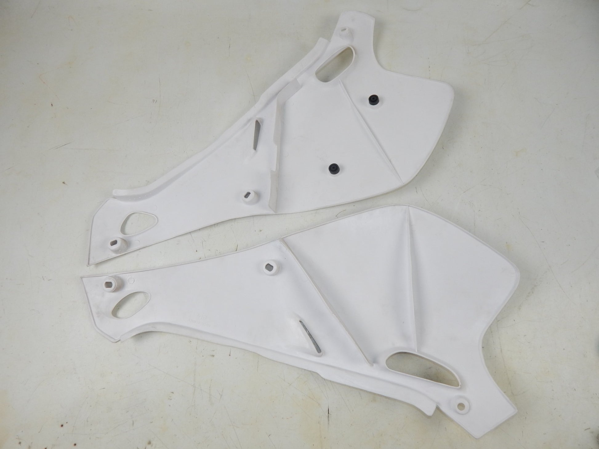 UFO WHITE 46 RH LH FRAME SIDE PANEL NUMBER PLATE YAMAHA 1993-95 YZ125 YA02857046 - MotoRaider