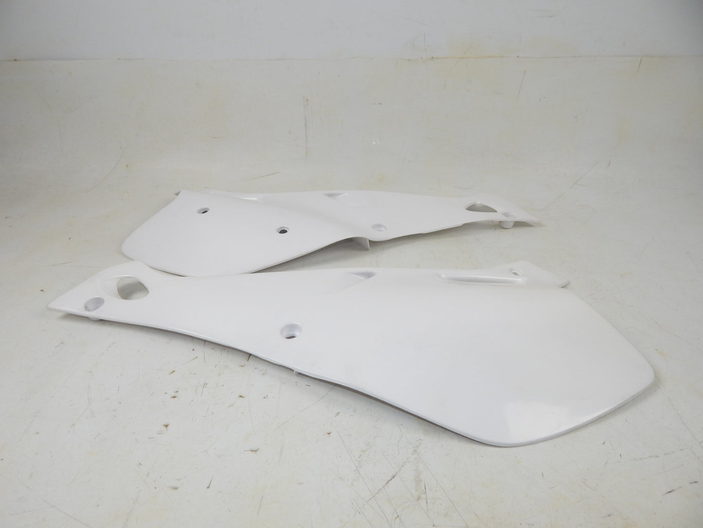 UFO WHITE 46 RH LH FRAME SIDE PANEL NUMBER PLATE YAMAHA 1993-95 YZ125 YA02857046 - MotoRaider