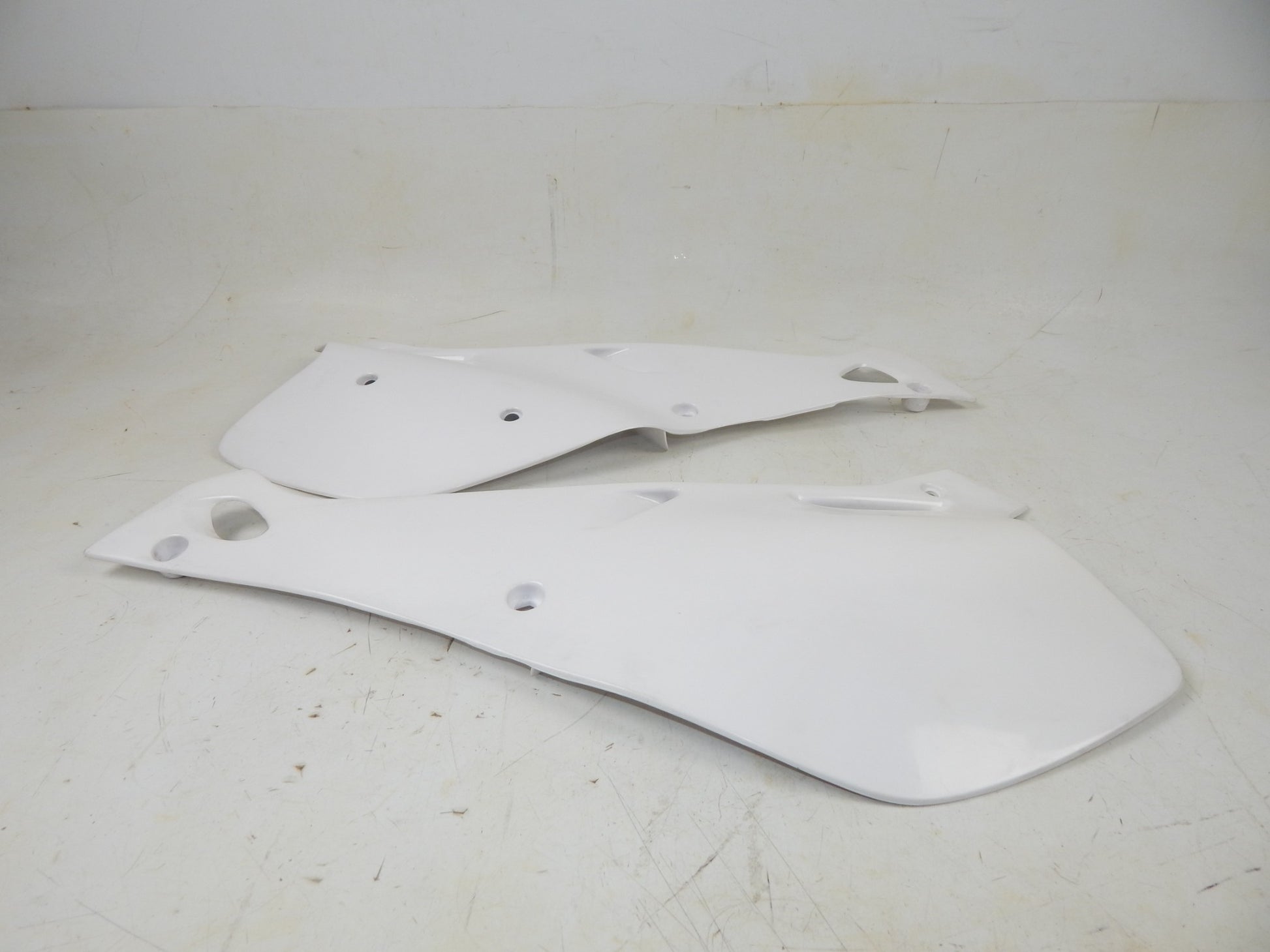 UFO WHITE 46 RH LH FRAME SIDE PANEL NUMBER PLATE YAMAHA 1993-95 YZ125 YA02857046 - MotoRaider