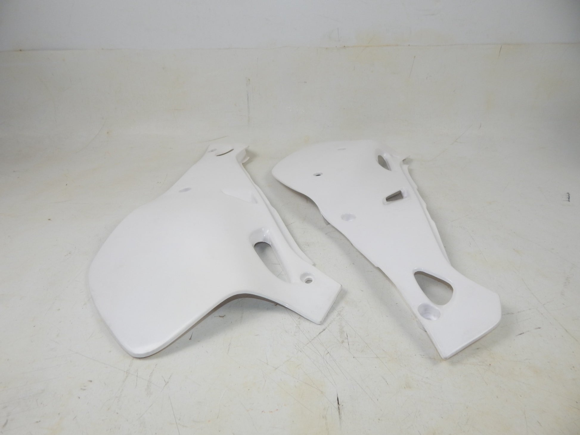 UFO WHITE 46 RH LH FRAME SIDE PANEL NUMBER PLATE YAMAHA 1993-95 YZ125 YA02857046 - MotoRaider