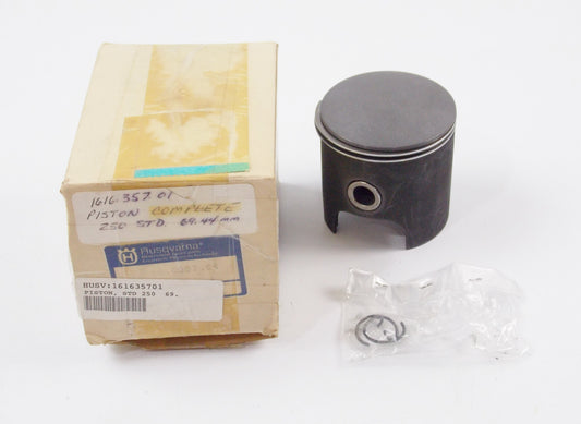 NOS OEM 1985-1986 HUSQVARNA 250 STD PISTON COMPLETE RING PIN D=69.44mm 161635701 - MotoRaider