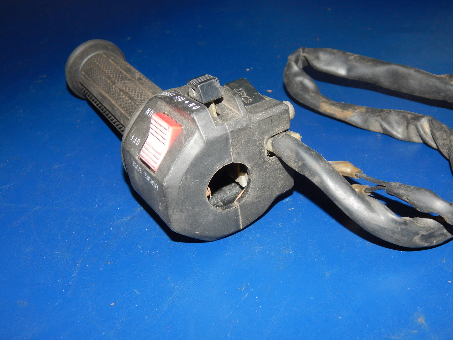 1993 SUZUKI BANDIT GSF 400 HANDLEBAR RIGHT START SWITCH THROTTLE CONTROL HARNESS - MotoRaider