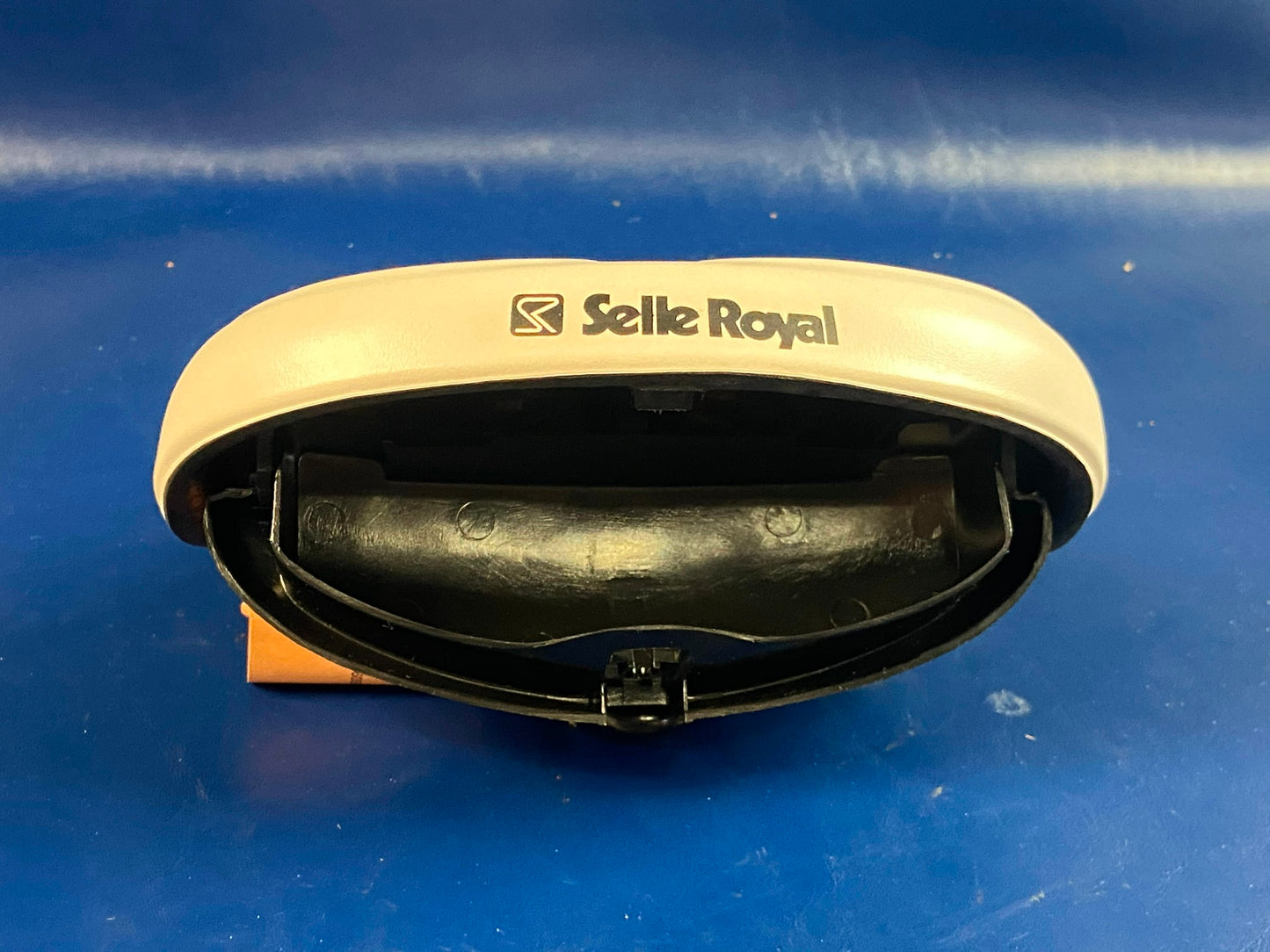 1988 SELLE ROYAL GONDOLA RVS/8001 SADDLE SEAT WITH TOOL BOX BICYCLE MOPED WHITE - MotoRaider